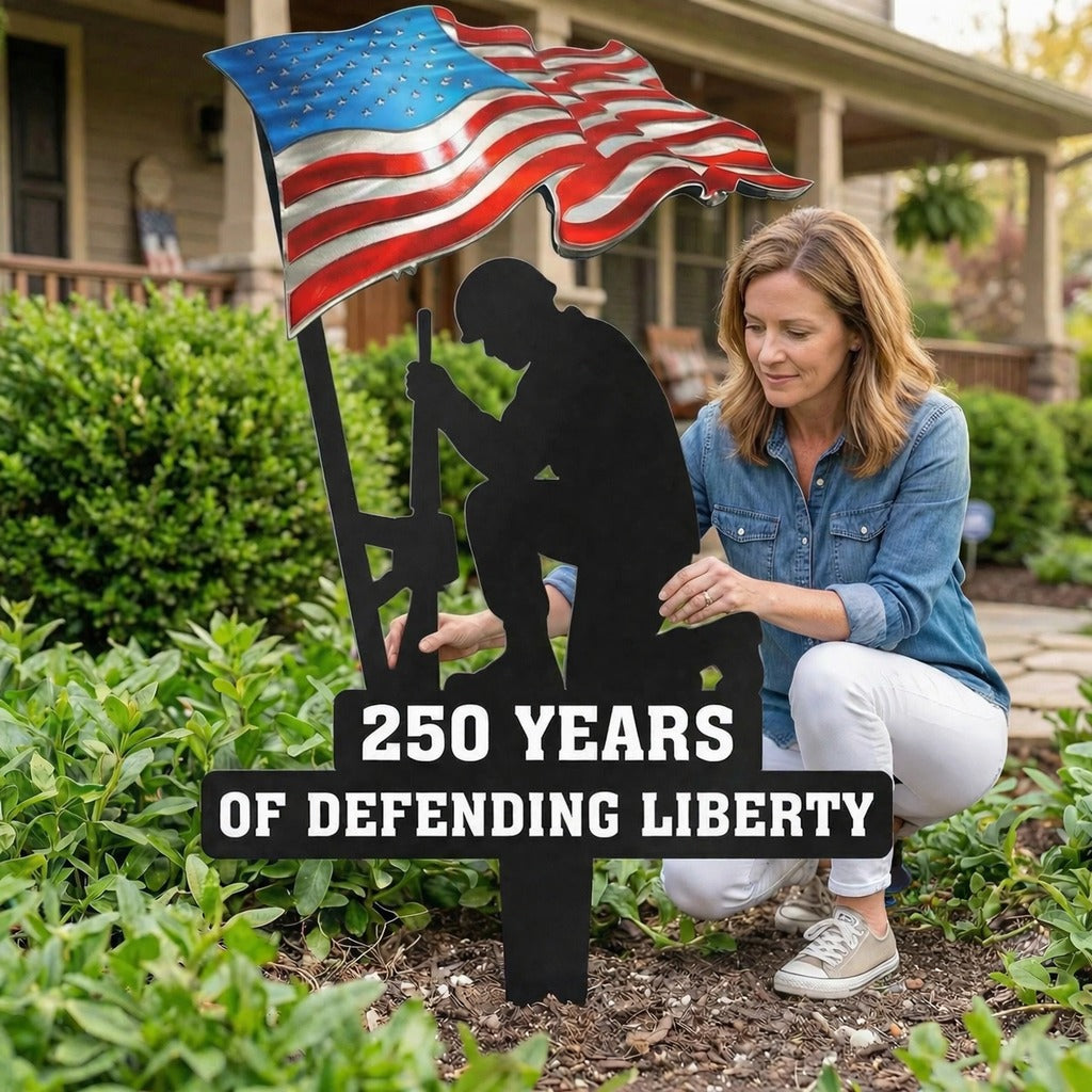 🏡 Honoring 250 Years of Liberty – Patriotic Garden Stake, Kneeling Soldier with American Flag 🎆✨